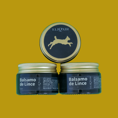 Frascos de vidro escuro com tampa dourada e rótulo preto com texto e lince dourado