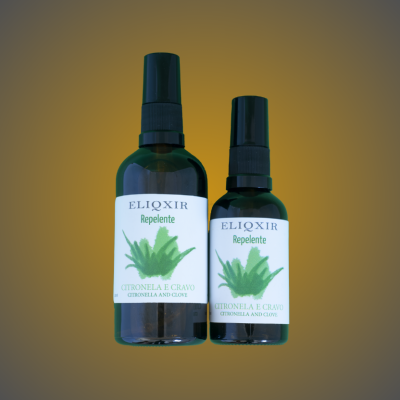 Dois frascos de spray repelente ELIQXIR com rótulos brancos e ilustração verde sobre fundo castanho