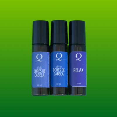 Três frascos pequenos com rótulos azuis e texto branco sobre fundo verde