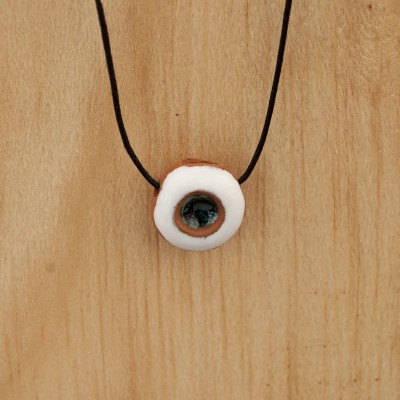 Colar com pendente em forma de olho em cores azul, castanho e branco