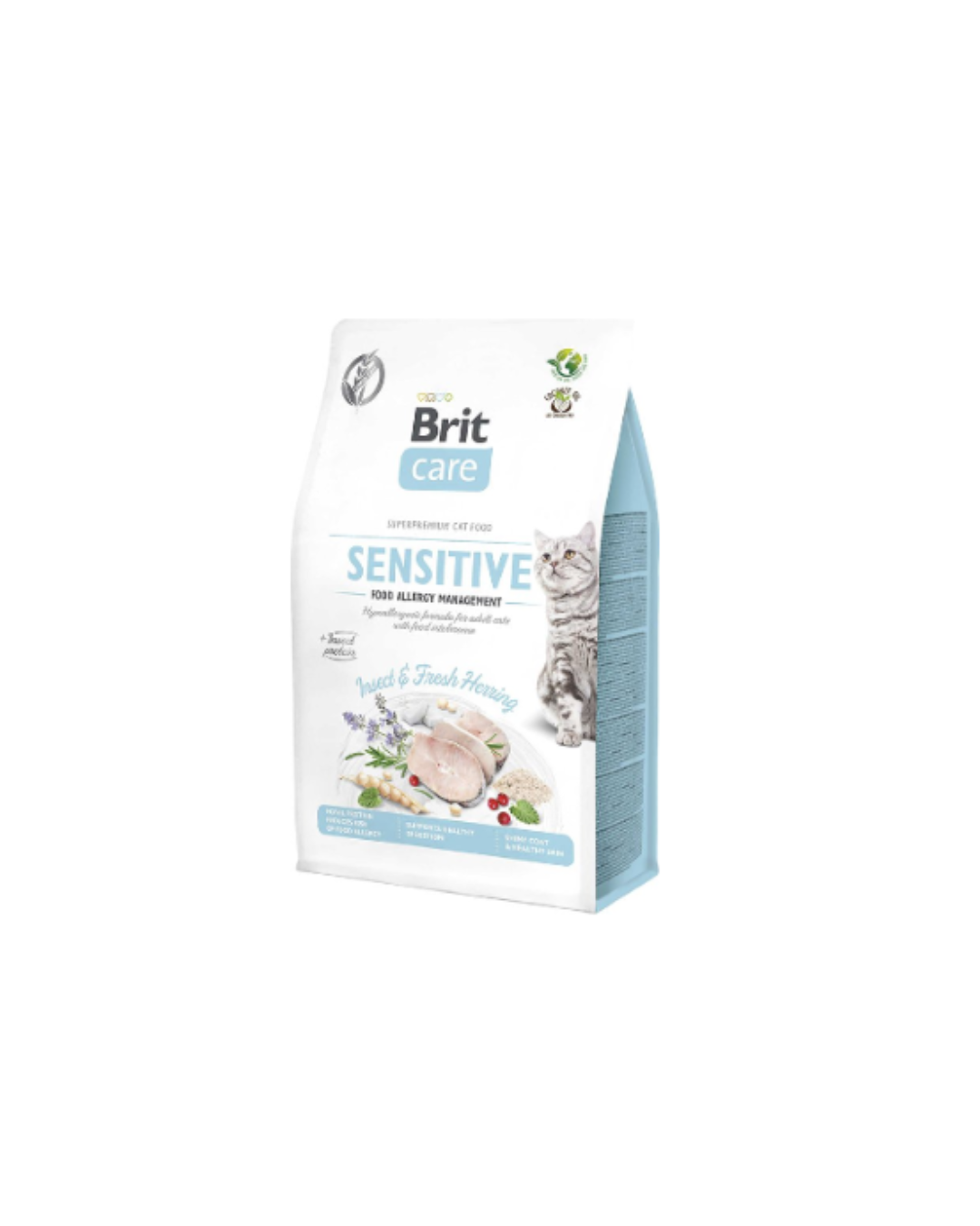 Saco de comida para gato Brit Care Sensitive com design branco e azul claro e imagem de um gato cinzento
