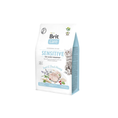 Saco de comida para gato Brit Care Sensitive com design branco e azul claro e imagem de um gato cinzento