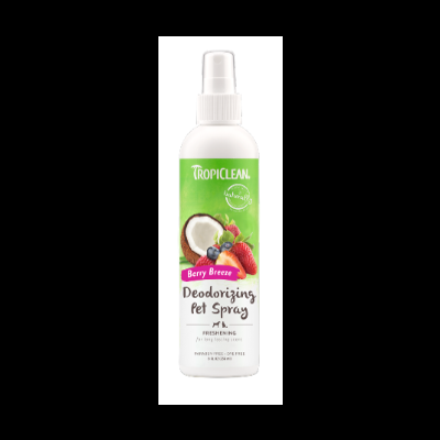 Frasco de spray desodorizante para animais com rótulo verde e imagens de frutos vermelhos e coco