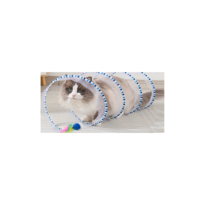 Túnel para gatos azul e branco com bolas azuis e brinquedo colorido.