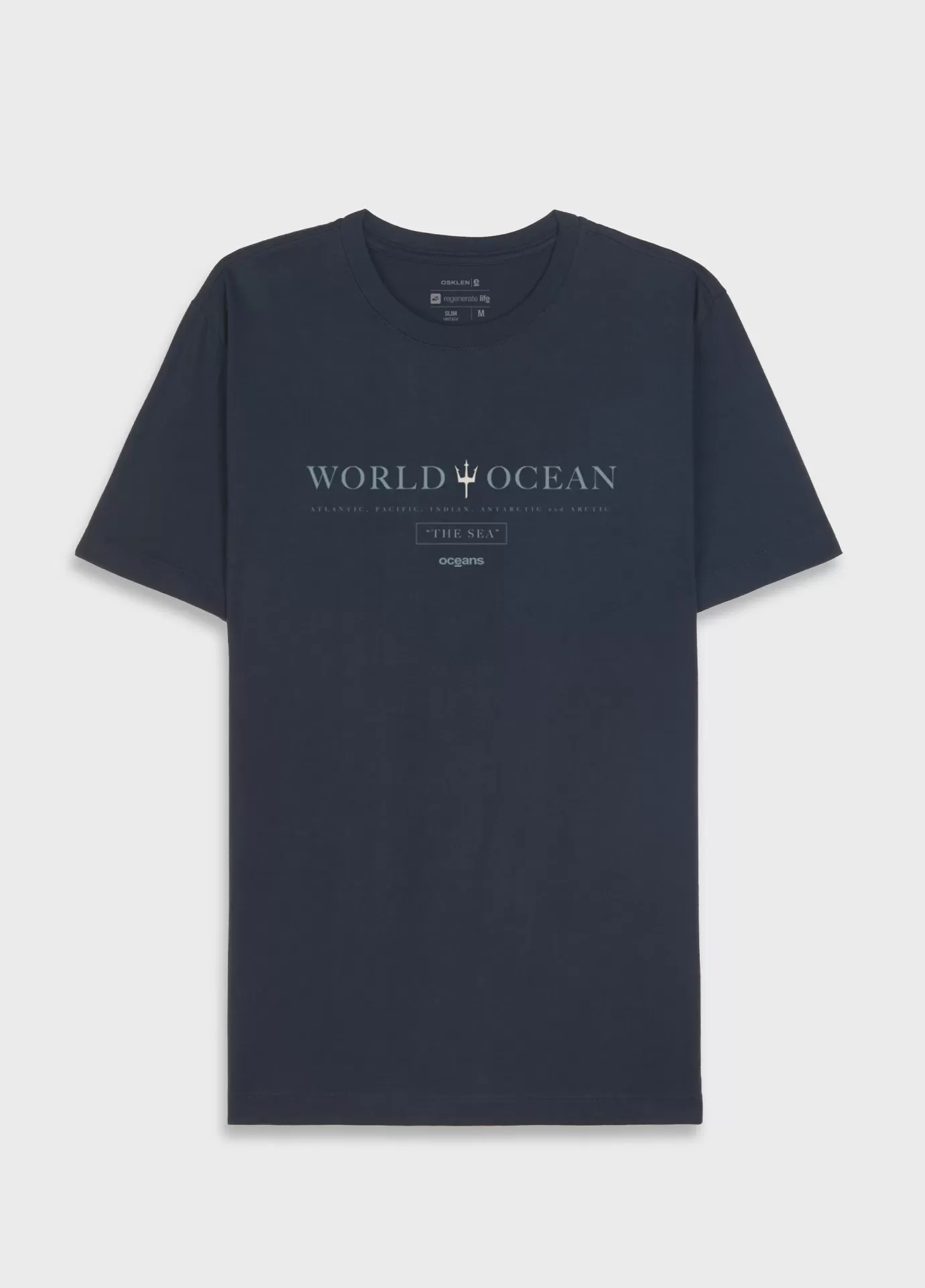 T-shirt azul escuro com texto branco 'WORLD OCEAN' e decote redondo