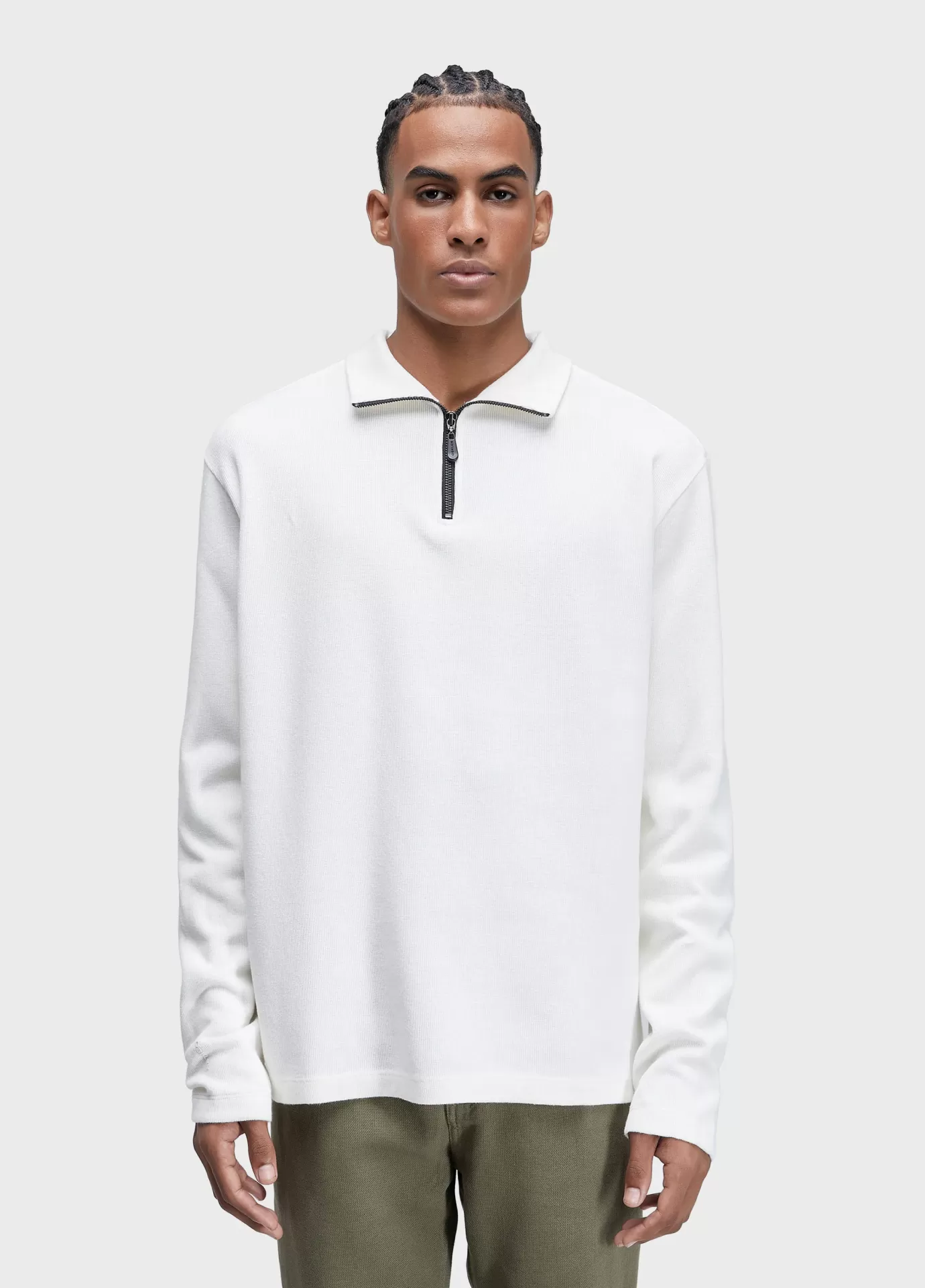 Camisola Gola Alta Texture Osklen Homem a usar polo branco de manga comprida com fecho no decote