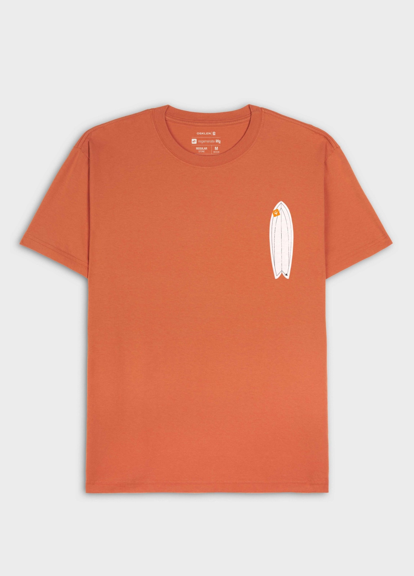 T-shirt laranja com ilustração de pranchas de surf no peito
