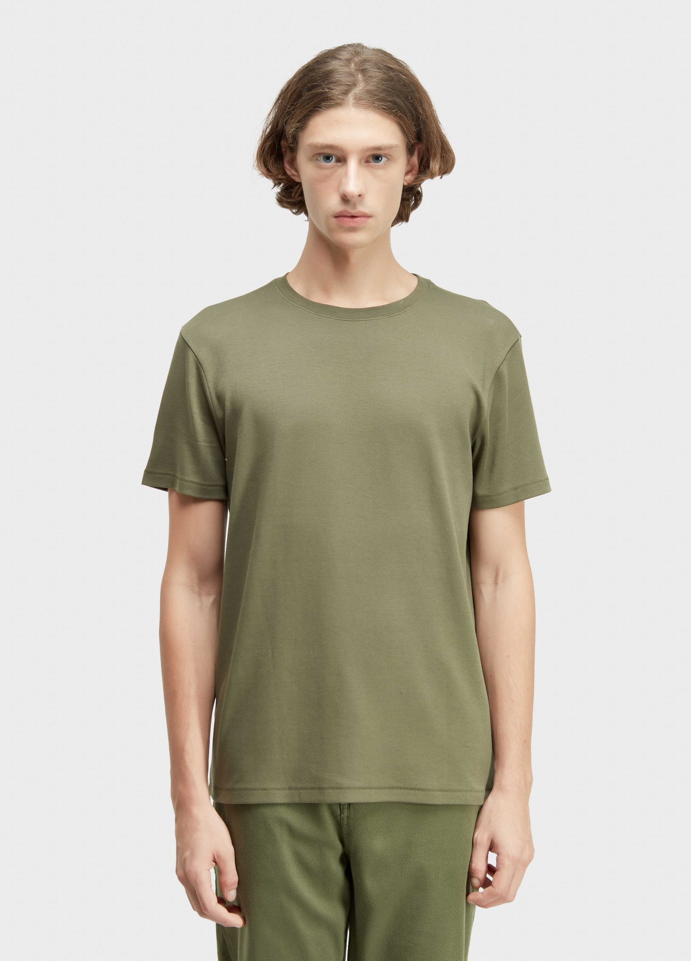 T-shirt Supersoft Comfort Osklen T-shirt verde oliva de manga curta em modelo masculino