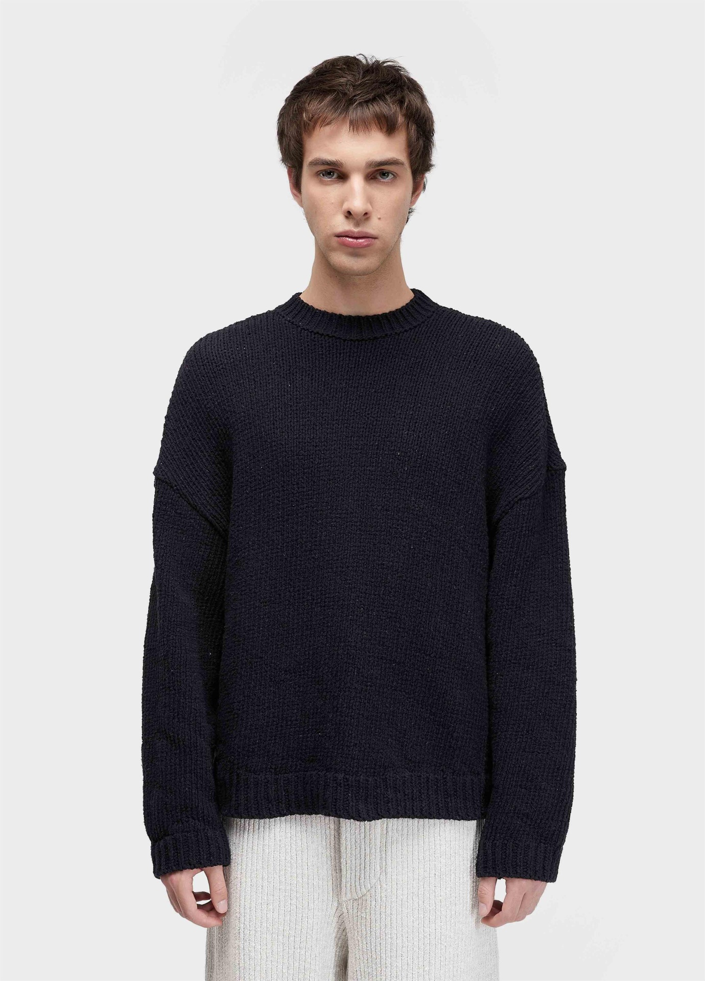 Sweater Tricot E-fabric Osklen Camisola preta de malha grossa com gola redonda e calças bege de malha canelada