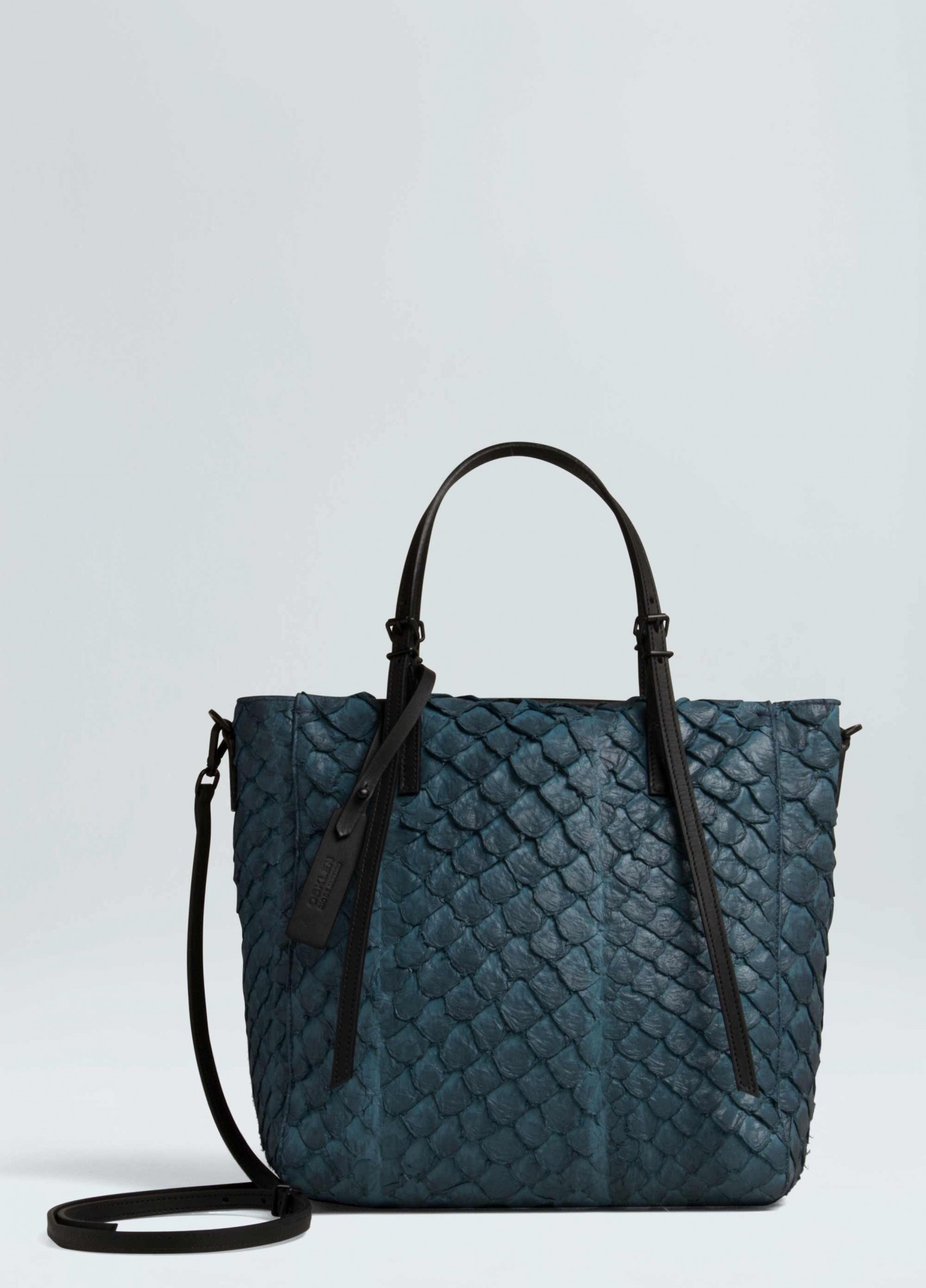 Mala feminina azul com textura de escamas e alças pretas