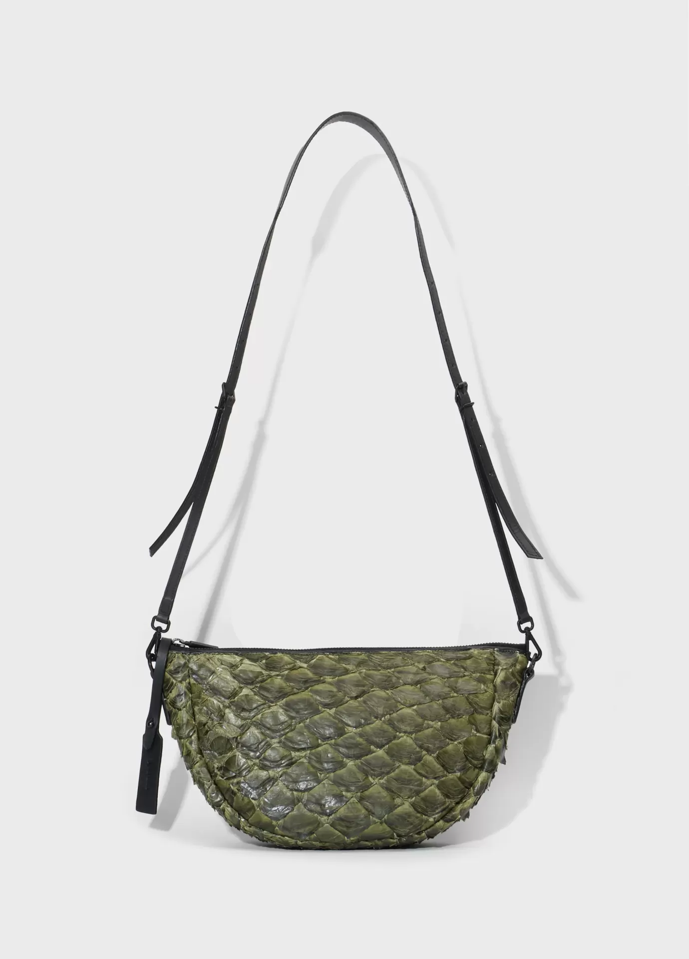 Bolsa Osklen Andiroba Mini Mala verde com acabamento tipo escamas e alça preta ajustável