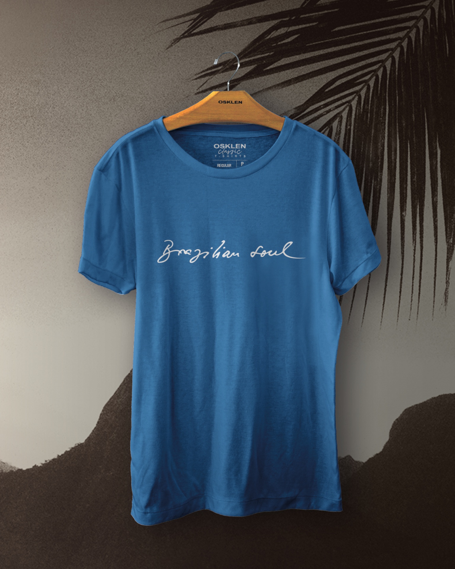 T-shirt azul com texto brasileiro pendurada no cabide