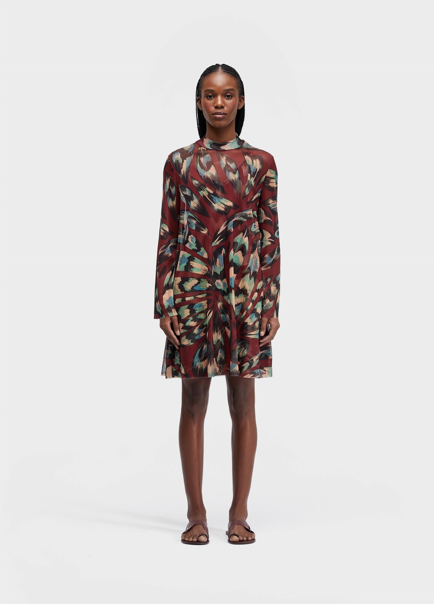 Vestido Tule Panacea Osklen Vestido com padrão abstrato em vermelho e azul com sandálias castanhas