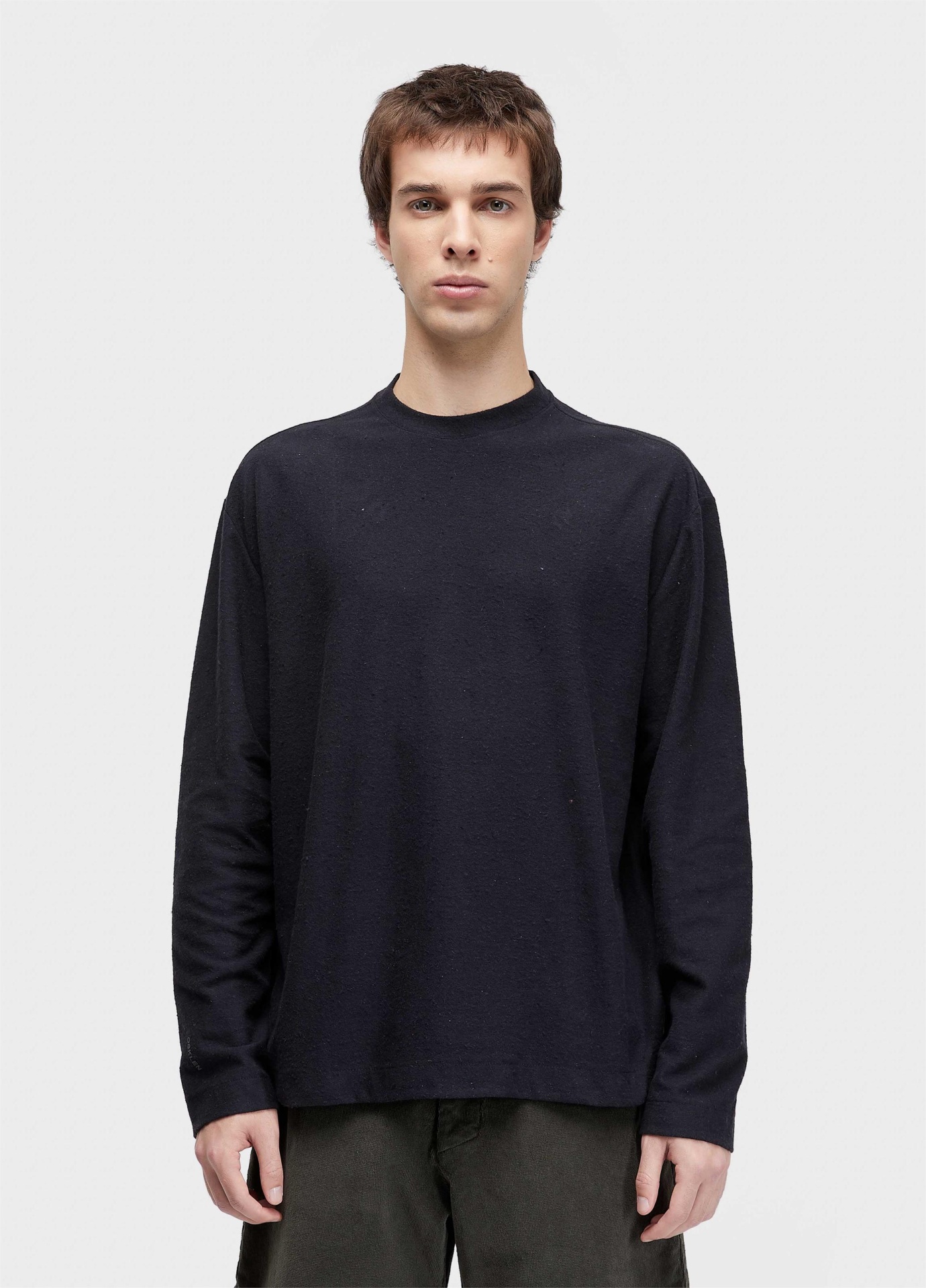 T-shirt Over Eco Rustic Yoke Osklen Camisola preta de manga comprida e gola redonda em tecido liso
