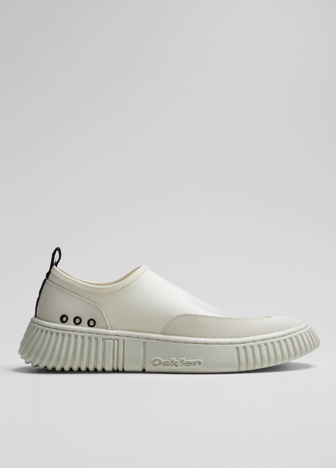 Tênis Feminino Osklen Arpx Super Light Branco Ténis branco sem atacadores com sola grossa e detalhes pretos, marca Osklen