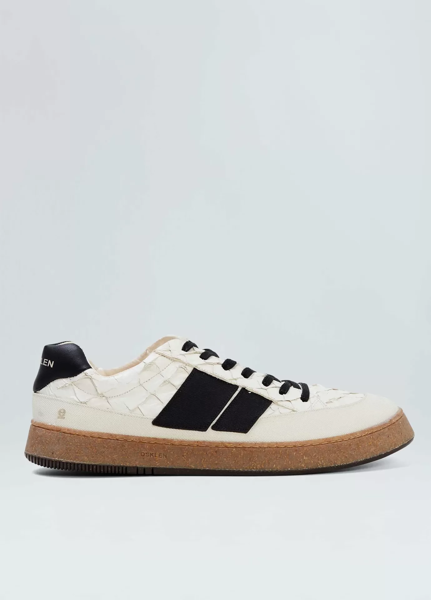 Tênis Masculino Osklen Pirarucu Ag Sneaker Ténis baixos brancos com sola castanha e detalhes pretos