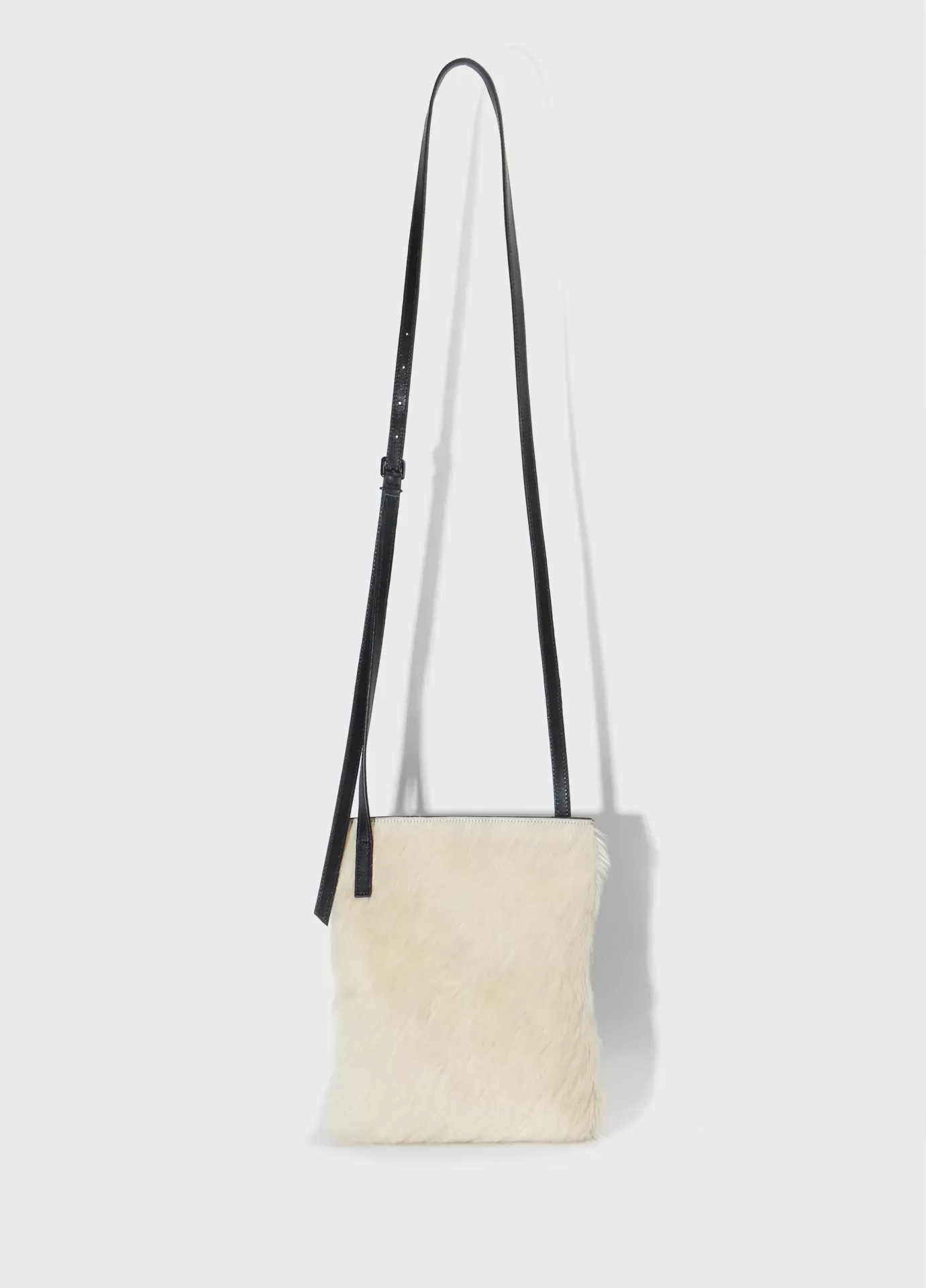 Bolsa Flat Pelo Osklen Mala de tiracolo pequena branca com alça preta fina