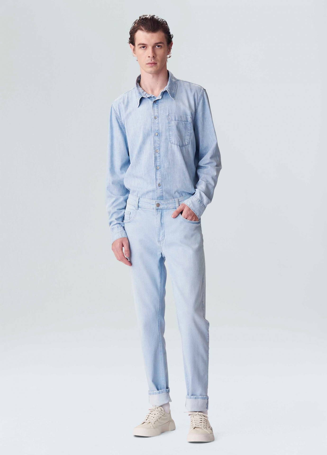 Calça Jeans Joatinga Frost Homem com camisa e calças de ganga azul claro e sapatos brancos