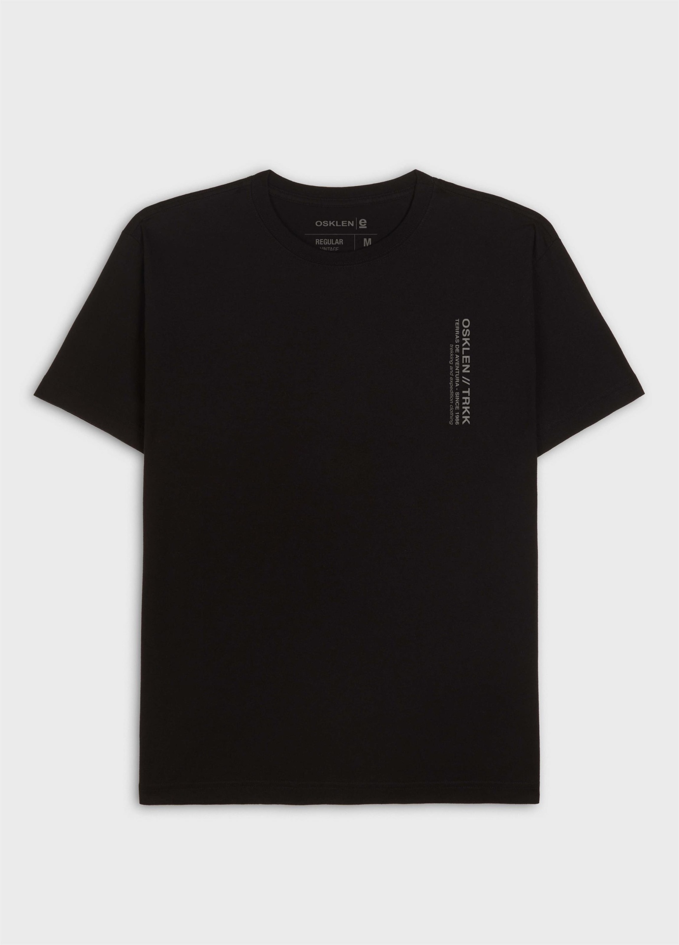 T-shirt preta com texto branco vertical no peito, em fundo branco