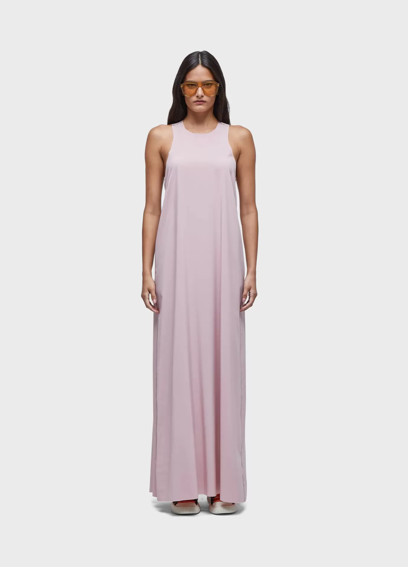 Vestido superlight Vestido comprido rosa claro sem mangas usado por mulher com óculos de sol amarelos