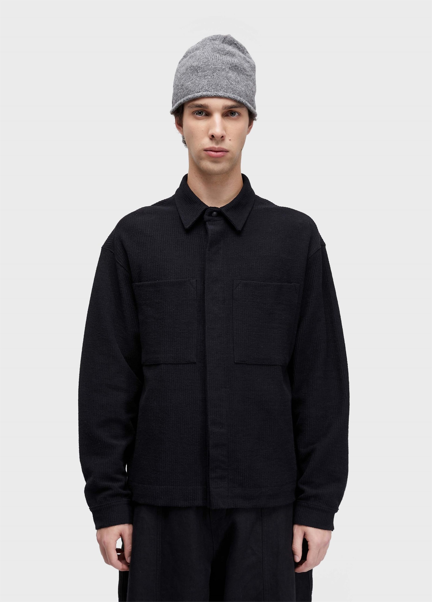 Overshirt Moletom Veludo Osklen Homem com gorro cinzento e camisa preta com bolsos frontais