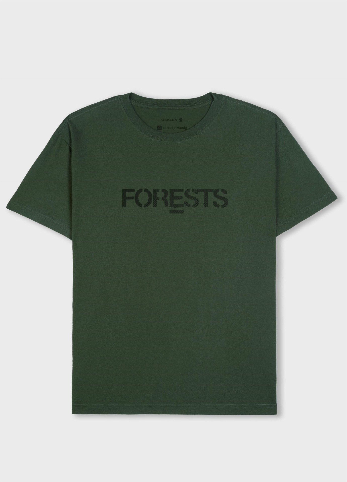 T-shirt verde escura com a palavra FORESTS estampada a preto no peito