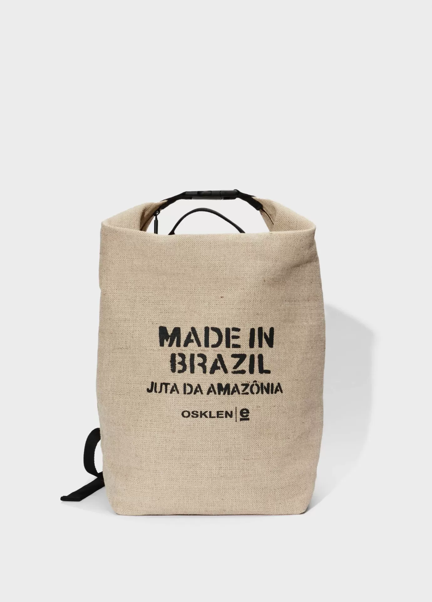 Mochila Juta Dive Osklen Mochila de juta natural com texto preto MADE IN BRAZIL na frente