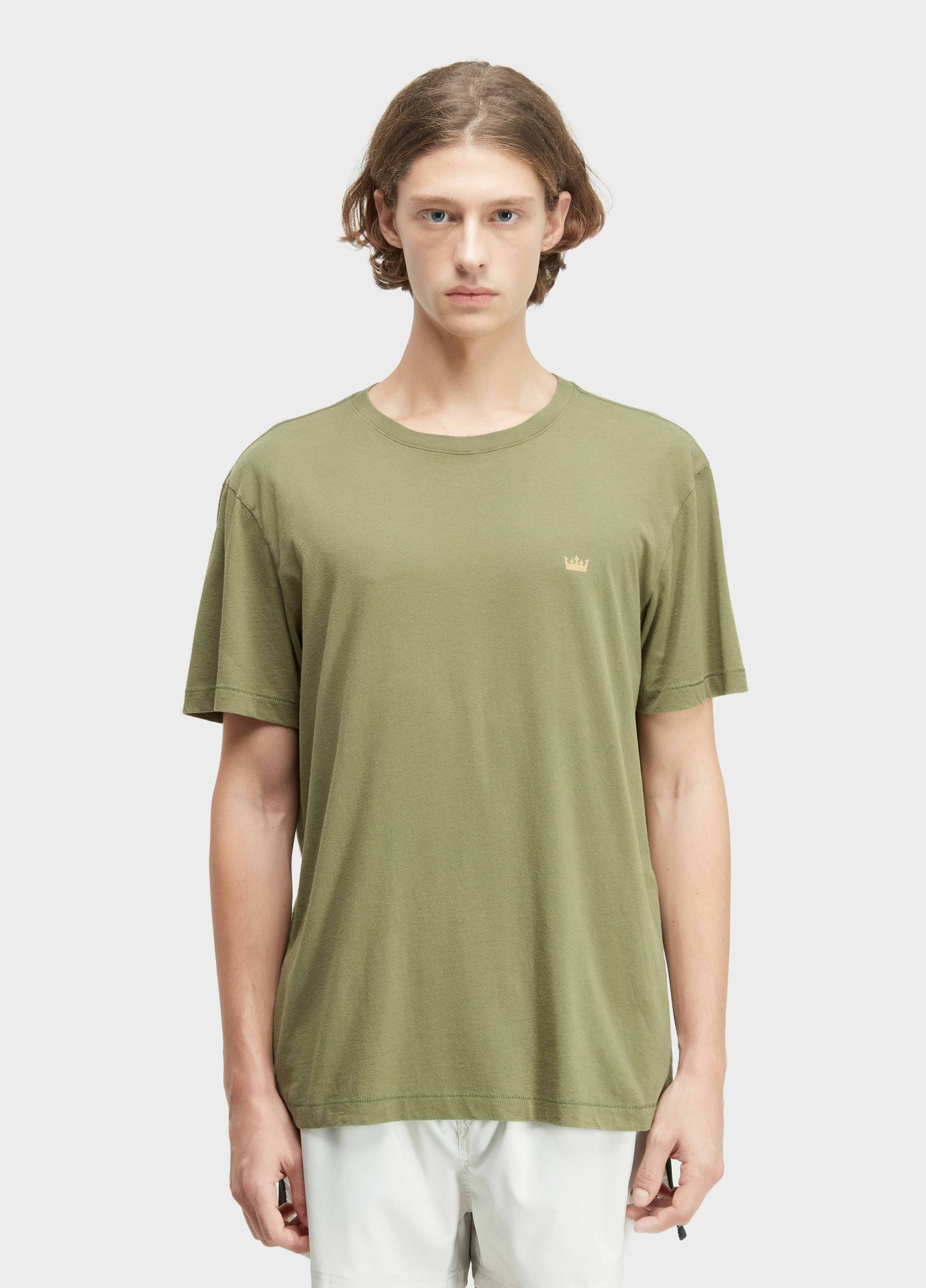 T-shirt Soft Used Gold Crown Osklen Camisa verde-oliva com logótipo de coroa bege no peito