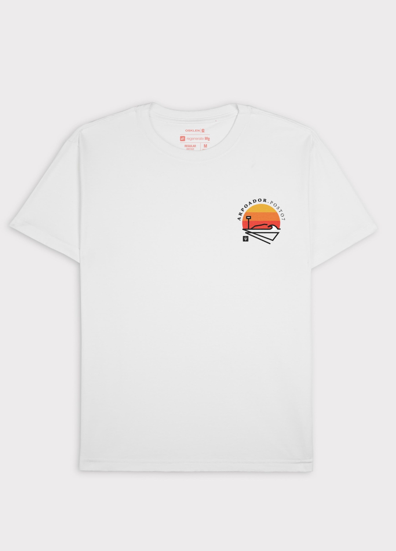 T-shirt branca com estampa pequena colorida no peito