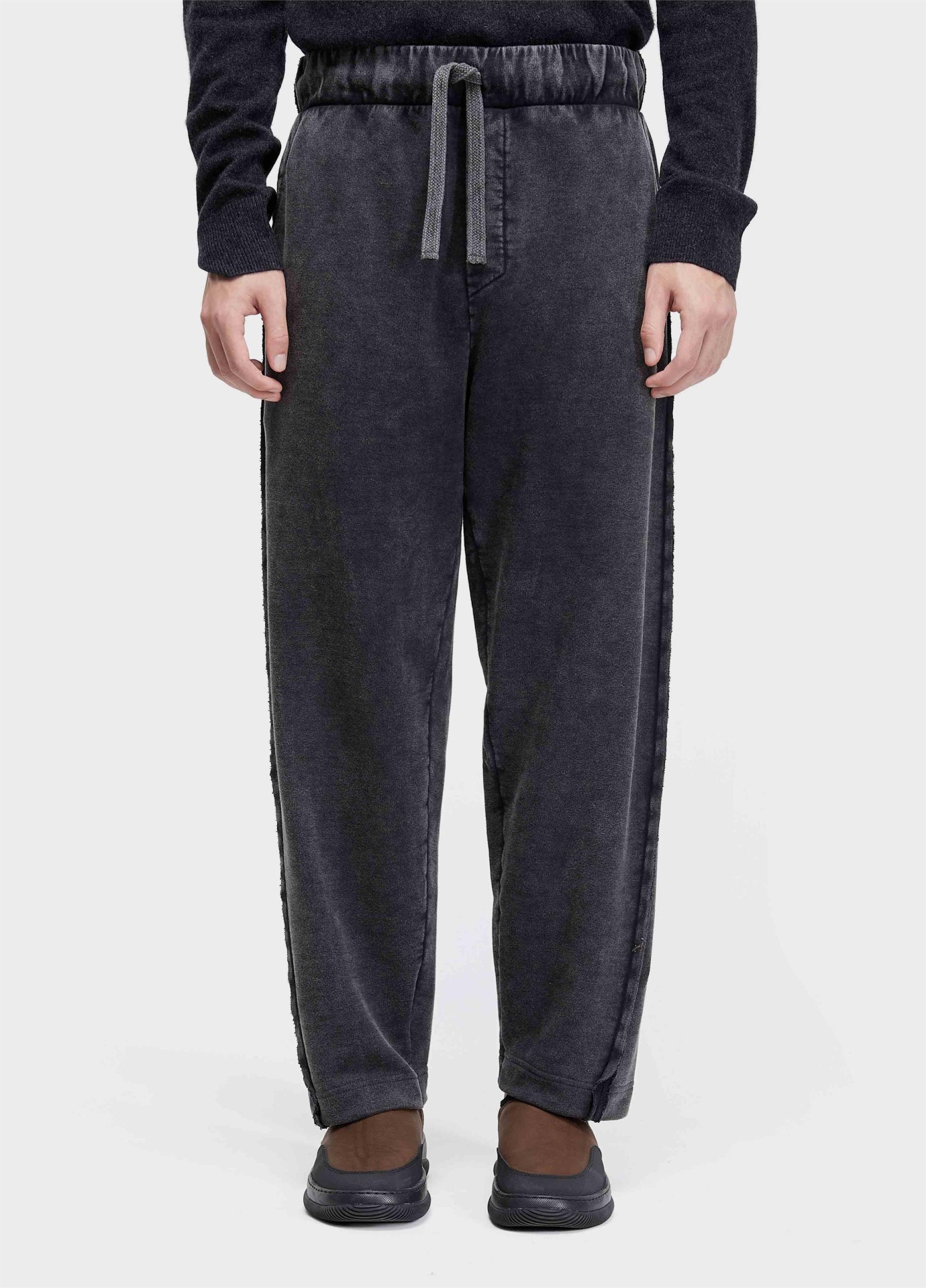 Calça Moletom Raw Seam Osklen Calças cinza escuro com elástico e cordão, sapatos pretos e meias castanhas