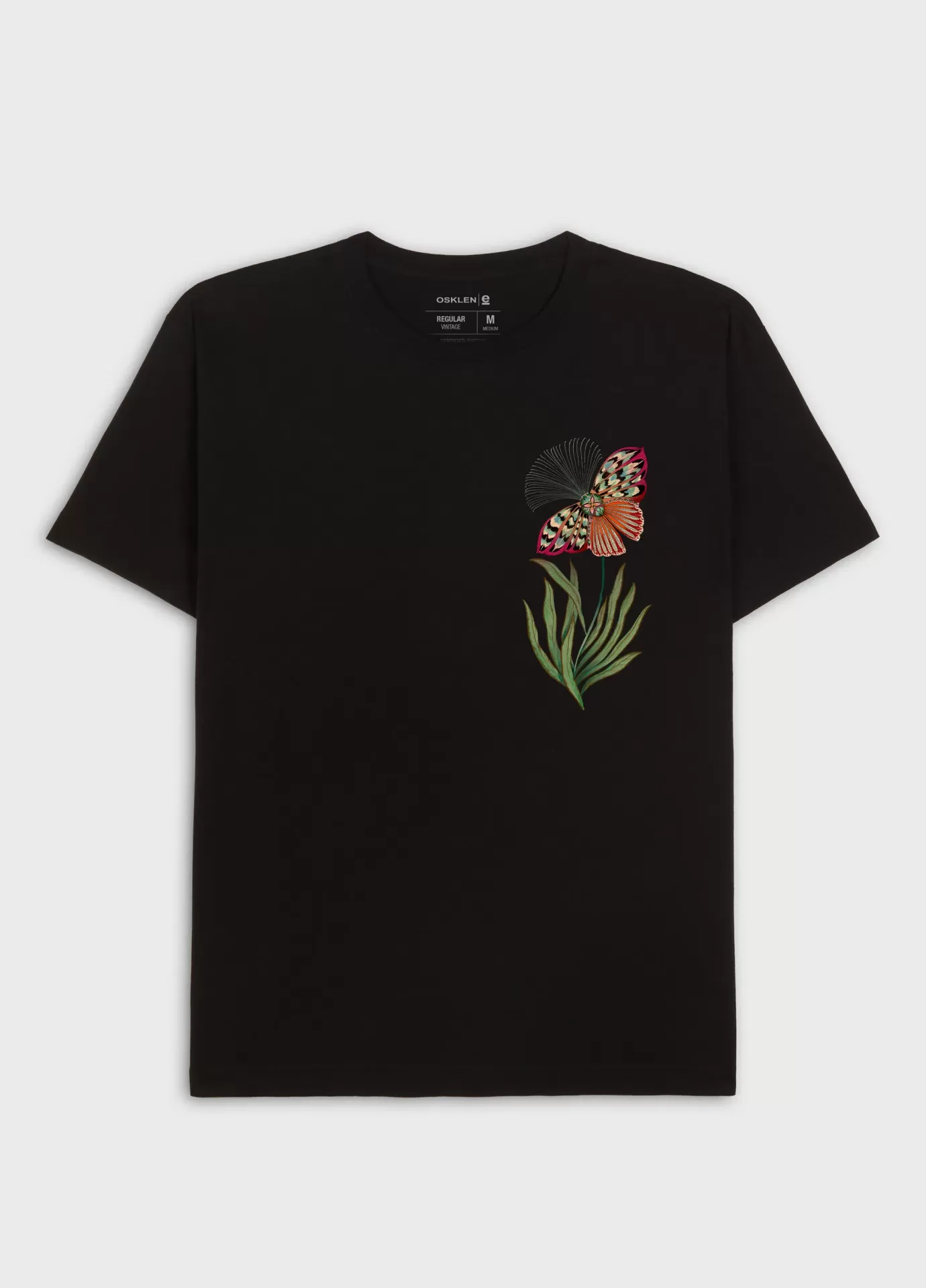 T-shirt preta com estampado de borboleta colorida sobre folhas verdes no peito