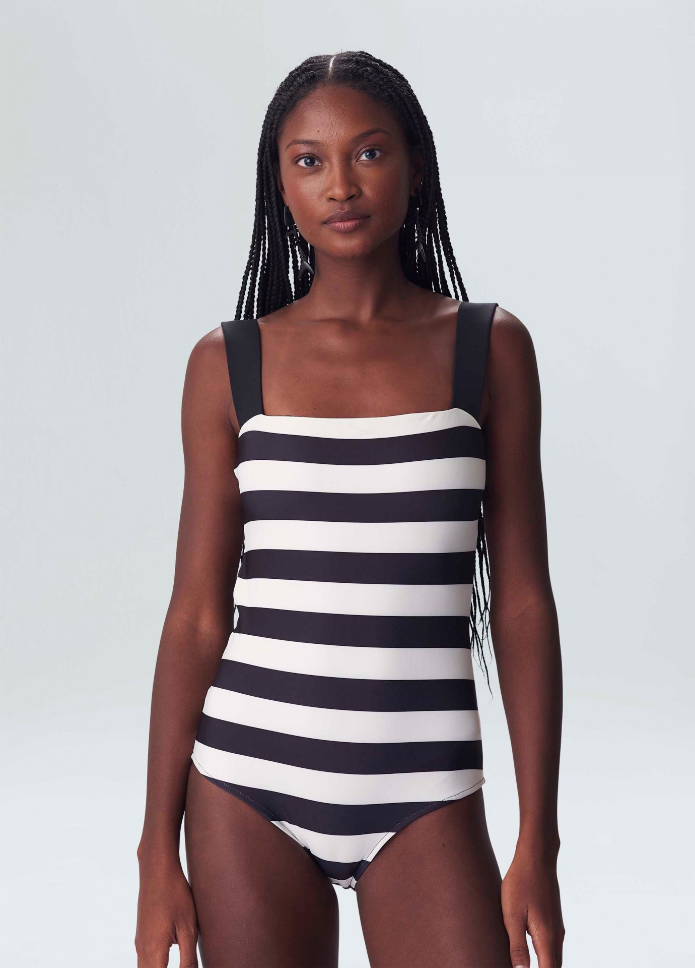 Swimsuit Tagete Stripes Osklen Fato de banho de mulher às riscas pretas e brancas com alças largas pretas