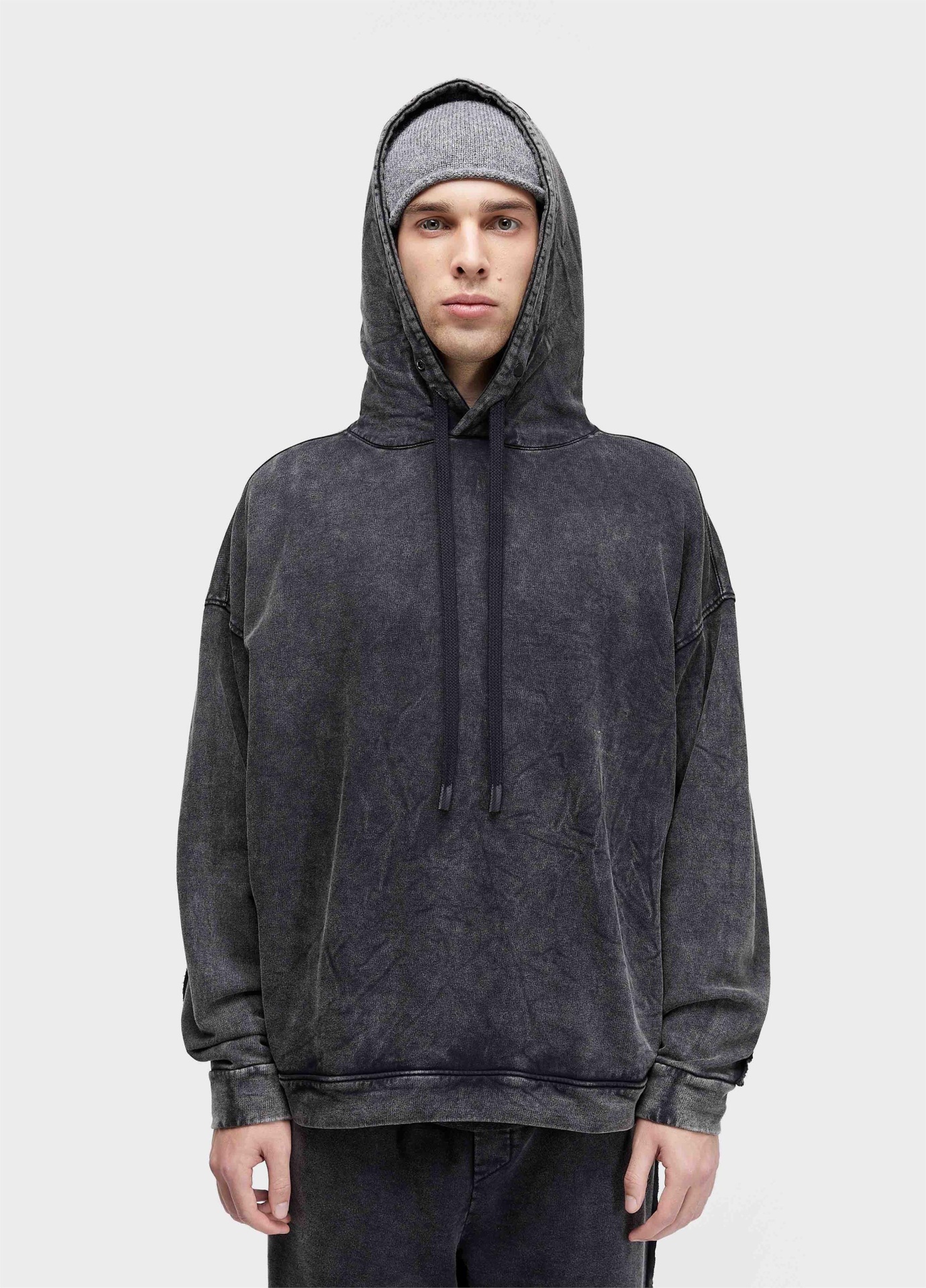 Moletom Marmorizado Raw Seam Osklen Sweatshirt cinzenta escura com capuz e cordões pretos usada por modelo masculino