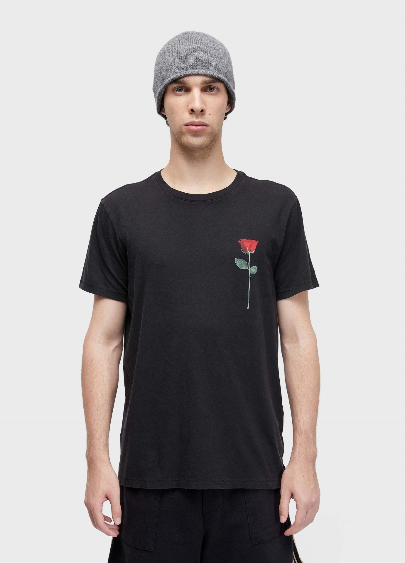 T-shirt Soft Used Rose Osklen Homem com gorro cinzento e t-shirt preta com estampa de rosa vermelha.