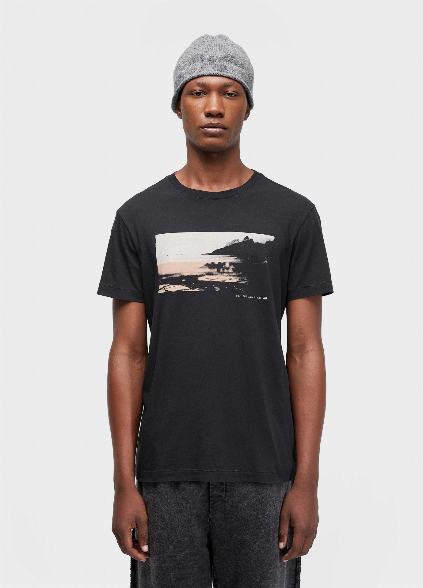 T-shirt Soft Used Ipanema Osklen Homem com camisola preta e estampa, e gorro cinzento de tricô