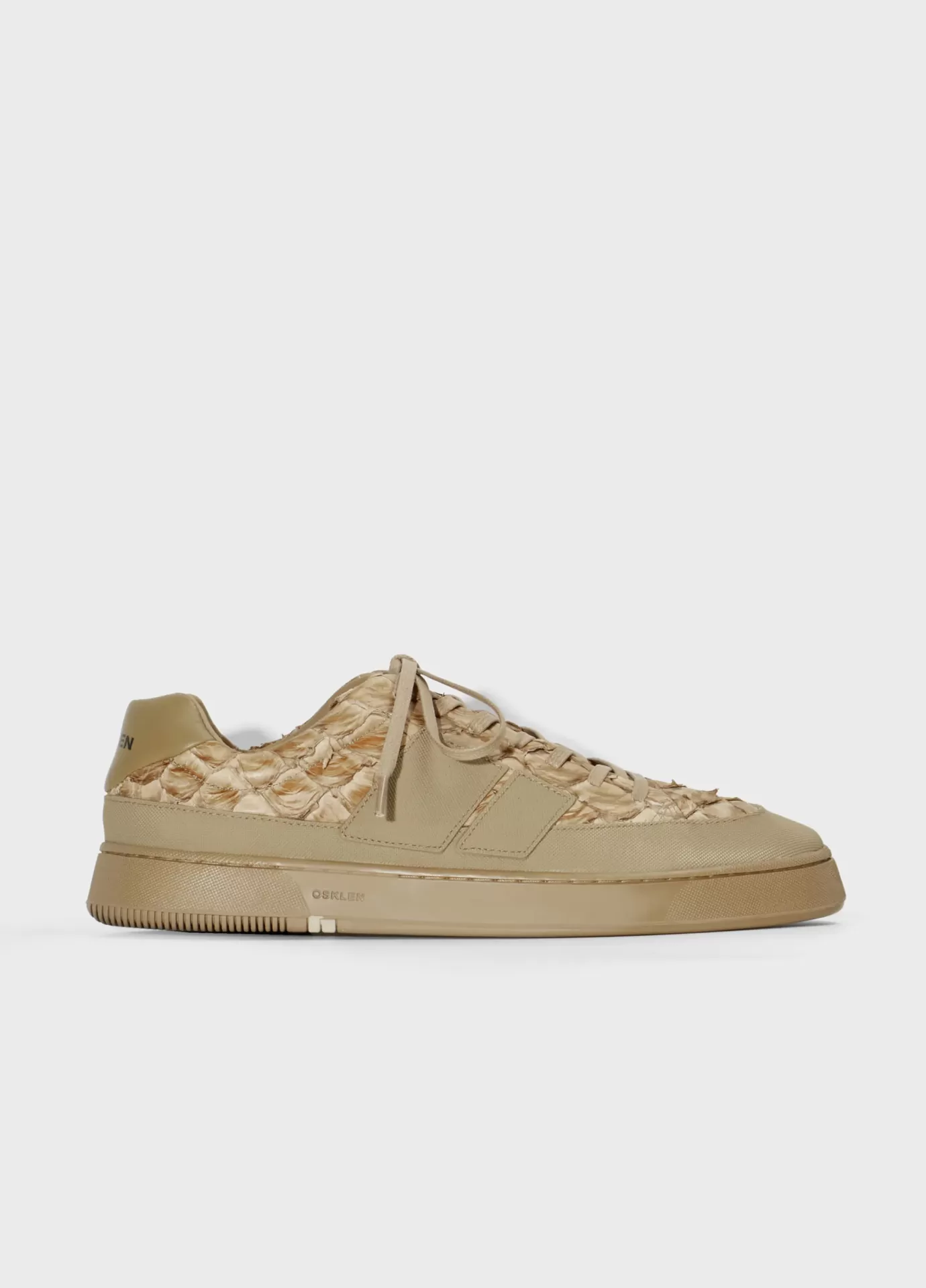 Pirarucu Ag Sneaker Monochromatic Osklen Sapatilha desportiva bege texturizada com padrão escamado e sola robusta