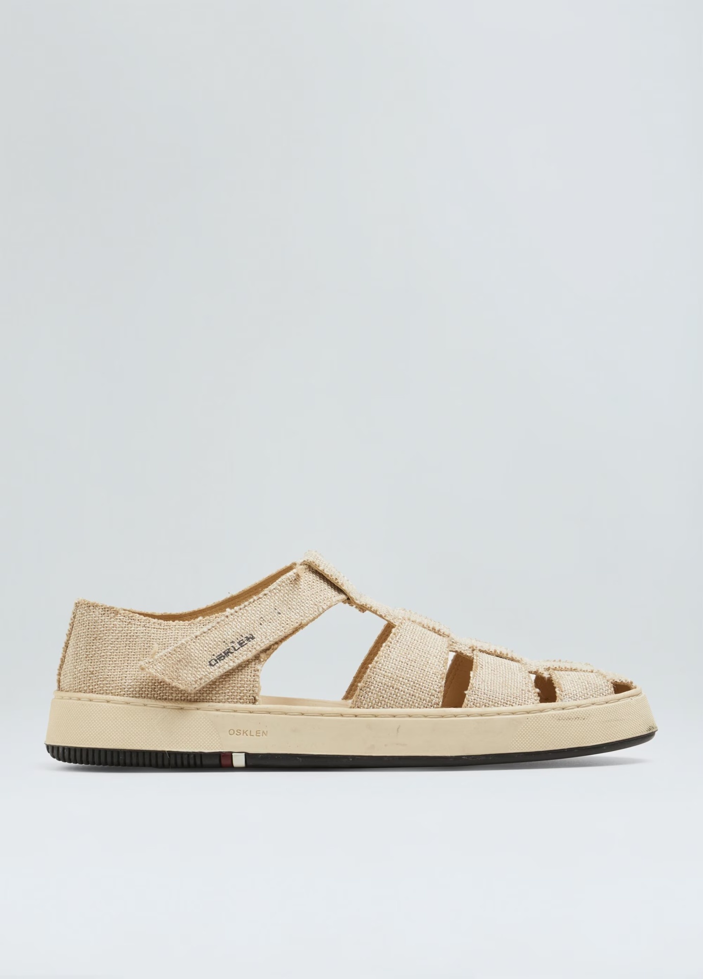 Sandalia Soho Resort Juta Osklen Sandália bege de tecido com sola branca e preta e velcro com texto ORLEBAR BROWN