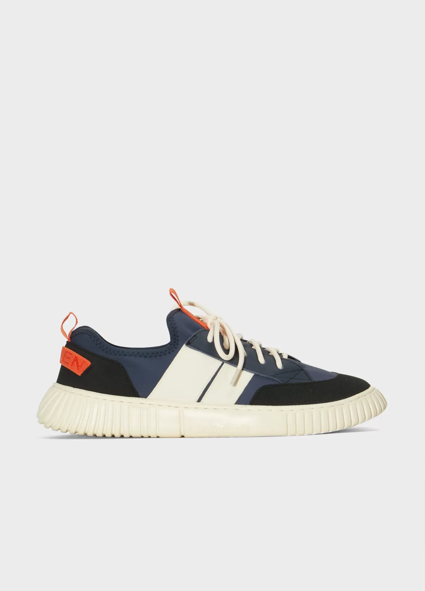 Tenis Arpx Straps Masc Osklen Ténis desportivo azul, branco e preto com detalhes em laranja e sola branca