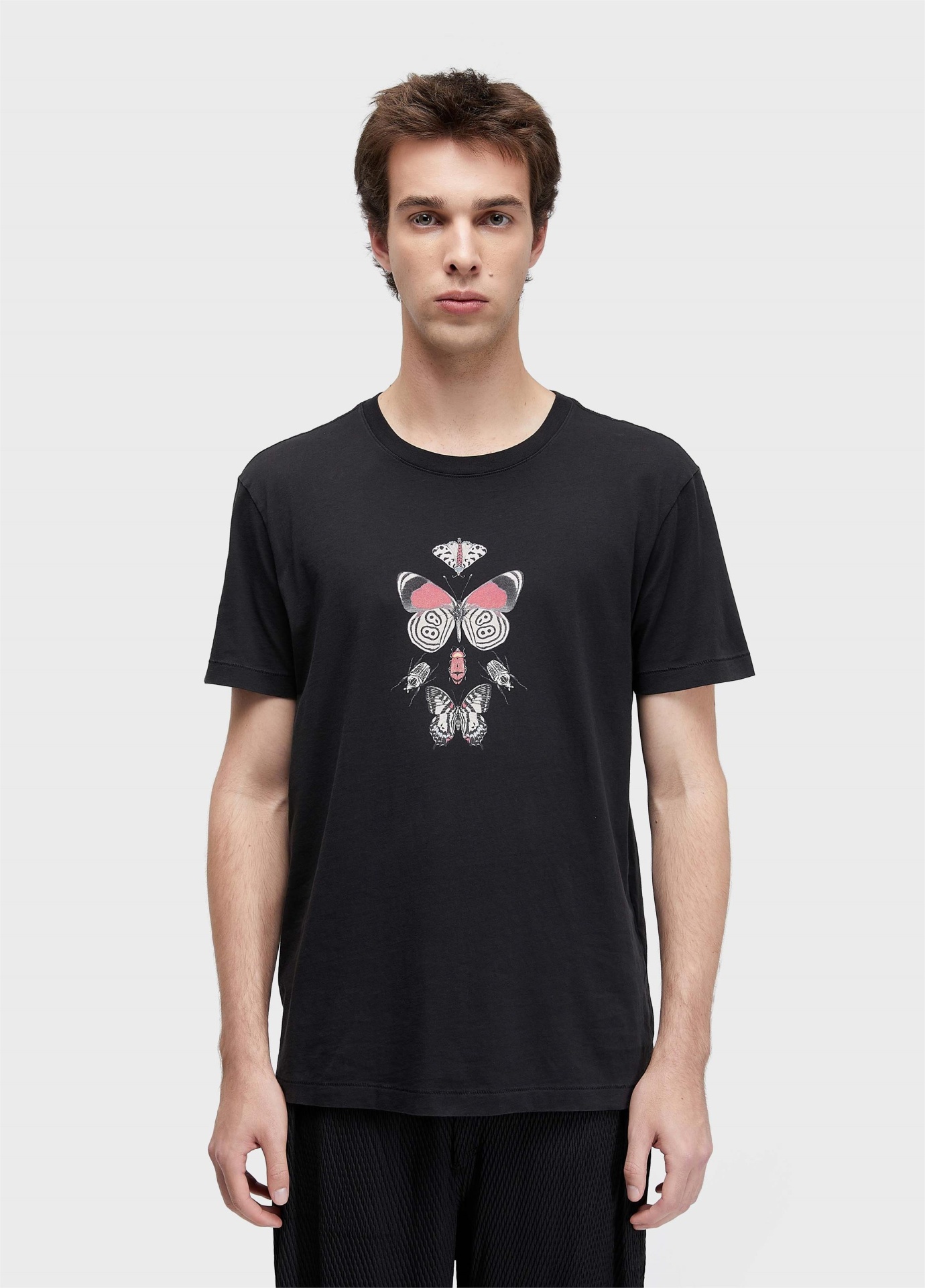 T-shirt Soft Used Insecta Osklen T-shirt preta com estampado de borboletas e insetos em branco e rosa