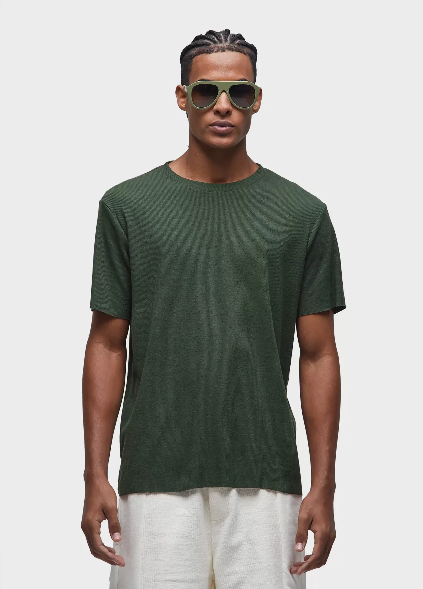 T-shirt Ribana Light Osklen Homem com t-shirt verde escura e calças claras
