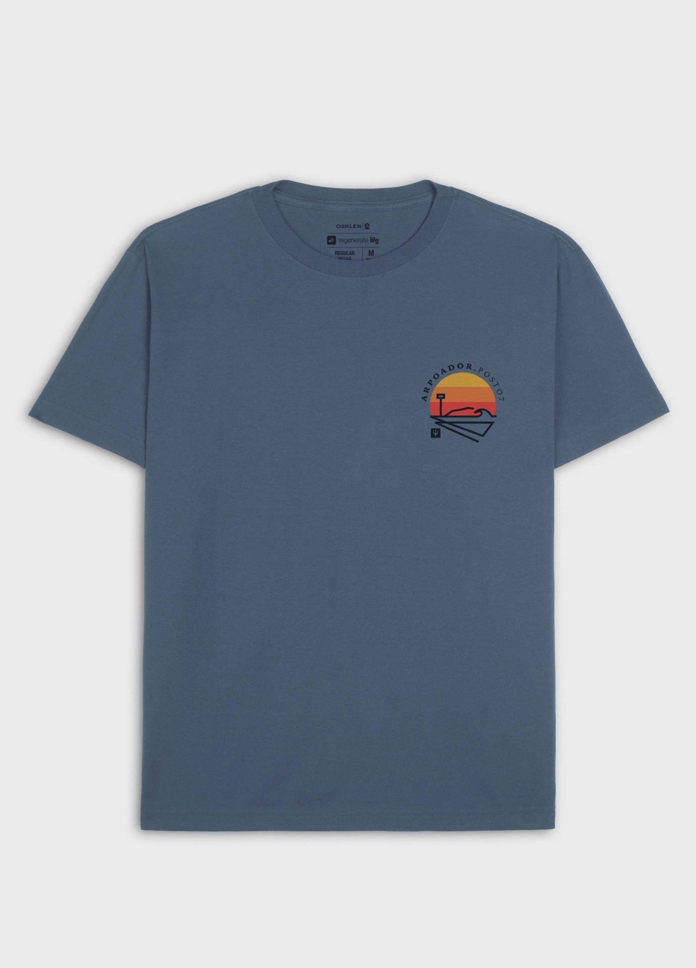 T-shirt azul com estampa abstrata e texto no peito