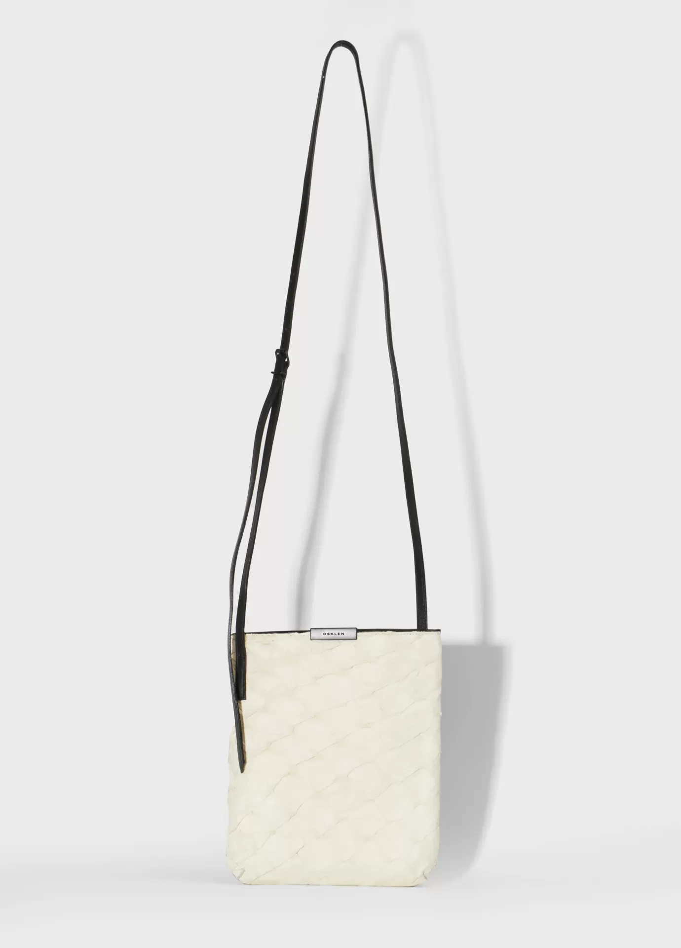 Pirarucu Mini Flat Bag Osklen Mala pequena de tiracolo bege acolchoada com alça preta ajustável