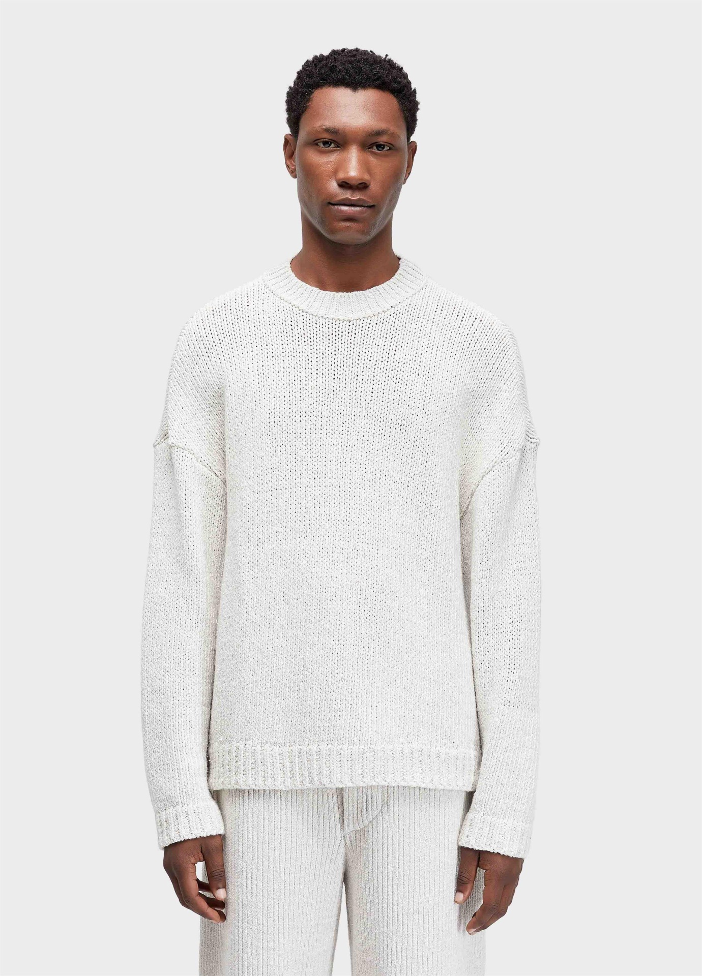 Sweater Tricot Light Osklen Homem com camisola e calças brancas de malha