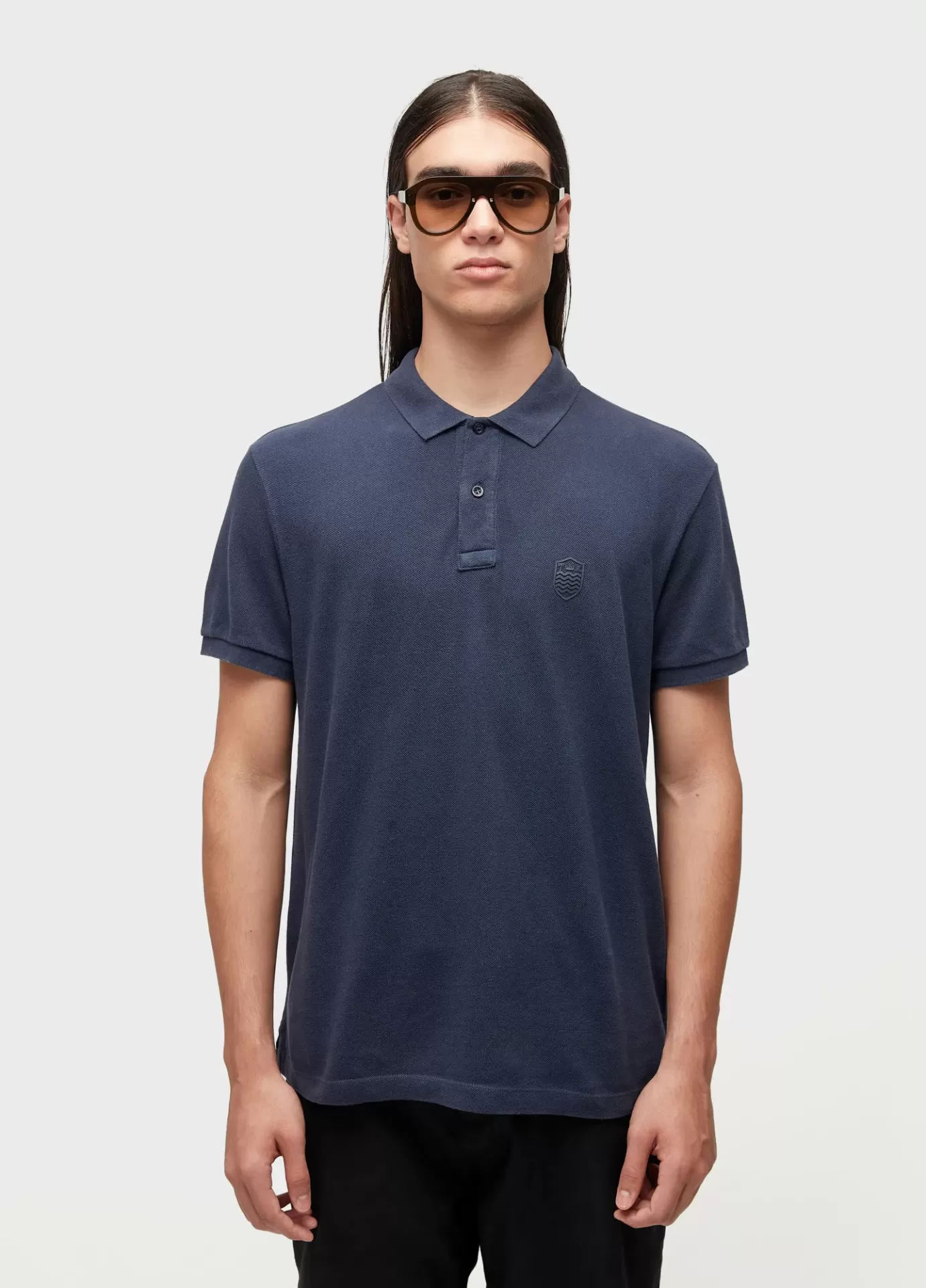 Polo Brasao Embossed Color Osklen Moda masculina com polo azul escuro e óculos de sol castanhos