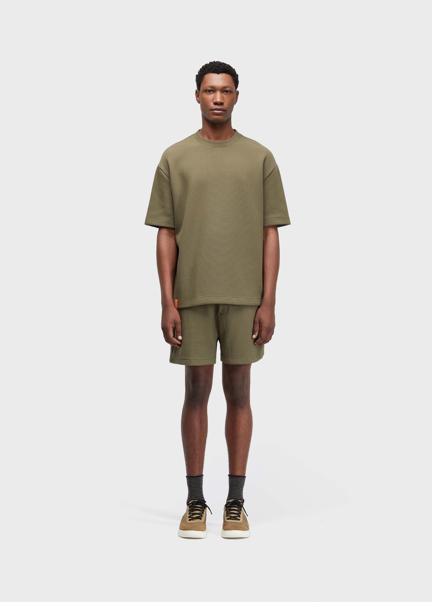 Bermuda Waffle Texture Osklen Homem veste conjunto de roupa verde-oliva em fundo branco