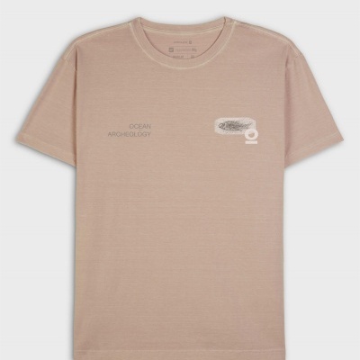 T-shirt bege com texto e ilustração no peito