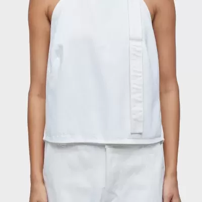 Top feminino branco sem mangas com alça larga ajustável e calças brancas