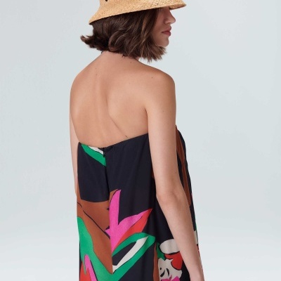 Vestido colorido sem alças com padrões abstratos e chapéu de palha bege