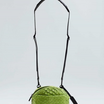 Bolsa verde com textura de escamas e alça preta