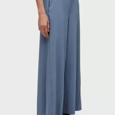 Calças largas azuis com cintura elástica usadas com sapatos pretos de rede